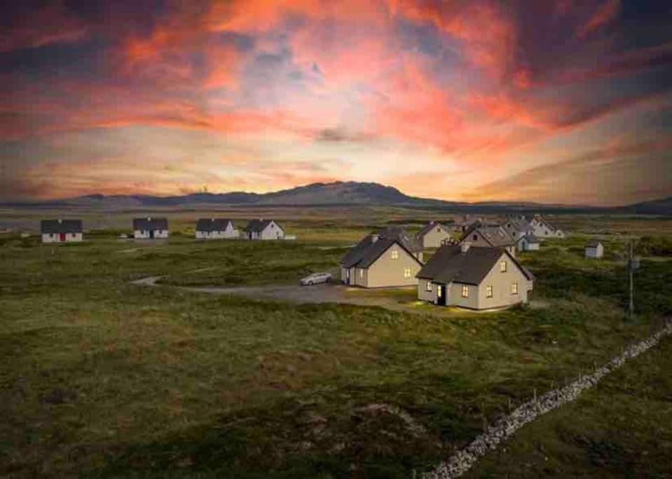Pink Cottage บัลลีคอนนีลี ภายนอก รูปภาพ